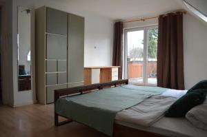 吕贝克Pension Lübeck的一间卧室设有一张床和一个大窗户