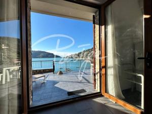 韦内雷港Profumi di Mare的从玻璃门上可欣赏到水景