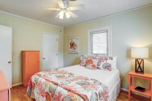 大西洋滩Knollwood的一间卧室配有一张床和吊扇