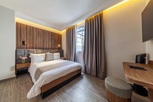 墨西哥城Casa Nou的酒店客房设有床和窗户。