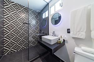 墨西哥城Casa Nou的一间带水槽和镜子的浴室