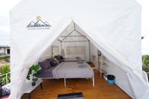 考科Yellowstone Camps O2 Zone Khao Kho的白色帐篷内的天蓬床