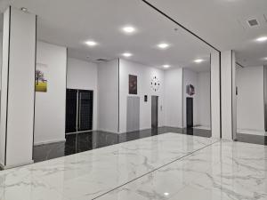 萨克德佐尔镇Alvina apartment Tsaghkadzor的大房间设有白色的墙壁和大理石地板。