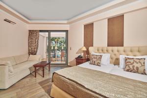 蒂锡利维Palazetto Suites Zakynthos - Adults Only的酒店客房,配有床和沙发