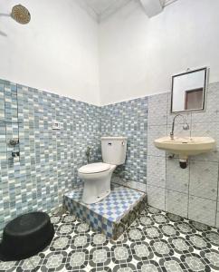 KalakWatukarung Sackstone Guesthouse的一间带卫生间和水槽的浴室