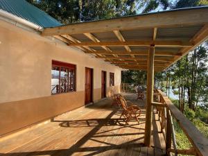 ChabahingaItambira Island, Seeds of Hope的房屋上带遮阳篷的木甲板