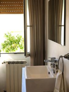 卡利亚里B&B Fashion style的白色的浴室设有水槽和窗户。