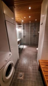 萨利色尔卡Apartment Kelotahti的带淋浴和洗衣机的浴室