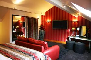 克利夫罗吉本桥酒店的红色的房间配有沙发和电视