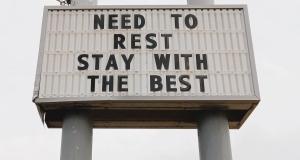 章克申城Grandview Plaza Inn的表示需要休息和保持最好的状态的标志