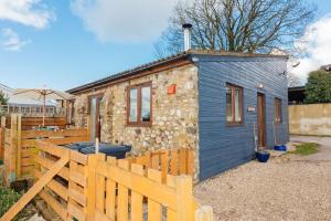 汤顿The Croft @ Warrens Farm的蓝色的小房子,带有木栅栏