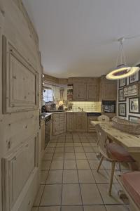 楚奥茨Chesa Brunzigna - Zuoz的厨房配有木制橱柜和桌子