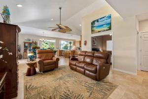 瓦克拉Big Island Awamoa Hale home的客厅配有沙发和椅子