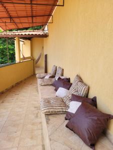 里约热内卢Santo Mirante Hostel的一间房间,配有几张沙发,位于地板上