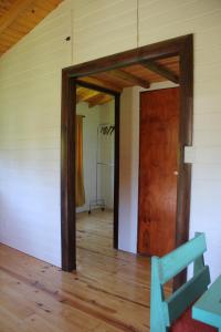 蒂格雷Cabaña El Mahayana的房屋内带木门的房间