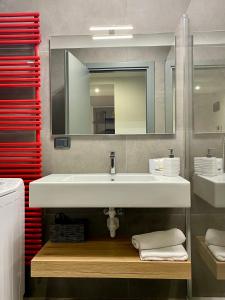 加尔达湖滨Rivacentro 2的浴室设有白色水槽和镜子