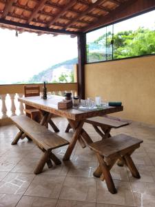 里约热内卢Santo Mirante Hostel的木桌和长凳