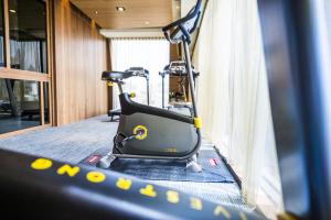 台中市星享道酒店 的一间带跑步机和椅子的健身房