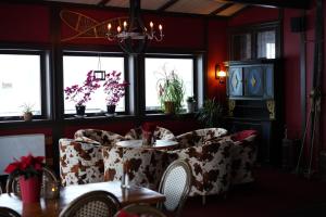 StorlienLe Ski Lodge & Steakhouse的一间带桌椅和窗户的用餐室