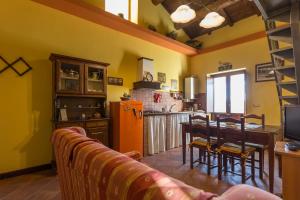圣斯特凡诺·迪塞斯Residence Villa Valsi的厨房以及带桌子和冰箱的用餐室
