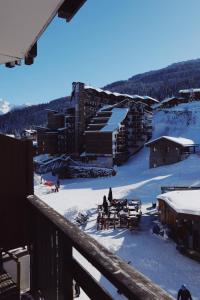 谷雪维尔Appartement La Tania的从雪地滑雪胜地的阳台上欣赏风景