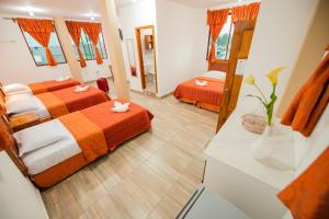 阿约拉港Galápagos Trip的酒店客房带两张床和一间浴室