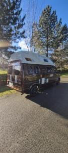 都柏林RETRO CAMPER HIRE LTD Campervan Hire Company "Travel Throughout Ireland "的停在路边的货车