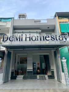 áº¤p VÄ©nh ÃÃ´ngDeMi Homestay - Châu Đốc的带有读牙齿寄宿标志的建筑