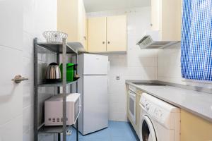 马德里Flamenco Style Apartment PALACIO REAL, La Latina的厨房配有白色冰箱和洗碗机。