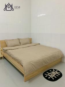 áº¤p VÄ©nh ÃÃ´ngDeMi Homestay - Châu Đốc的配有一张大床的客房