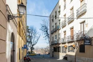 马德里Flamenco Style Apartment PALACIO REAL, La Latina的城市中一条空荡荡的街道,有建筑