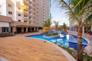 奥林匹亚Enjoy Resort em frente Thermas até 5 pessoas的一座建筑物中央的游泳池