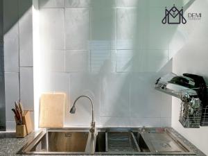 áº¤p VÄ©nh ÃÃ´ngDeMi Homestay - Châu Đốc的厨房配有水槽和台面