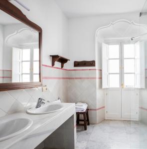 麦地那西多尼亚Hotel Tugasa Casa Palacio Medina Sidonia的白色的浴室设有水槽和镜子