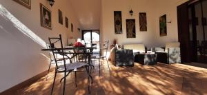 泰尔泰尼亚VILLA IBISCO的一间客房内配有桌椅的房间