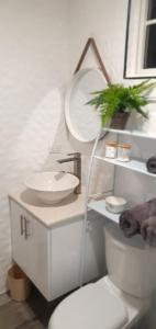 布里奇敦Dorvic Cottage的白色的浴室设有水槽和卫生间。