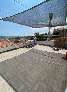 马斯诺apartamento cerca de tren, playa y Barcelona的屋顶上带桌椅的天井
