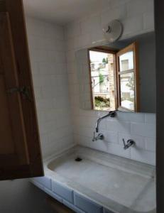马斯诺apartamento cerca de tren, playa y Barcelona的带浴缸和镜子的浴室