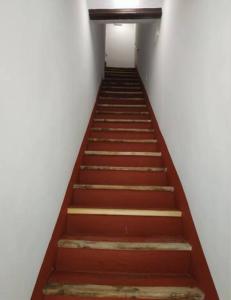 马斯诺apartamento cerca de tren, playa y Barcelona的白色墙壁的房间里的一个楼梯