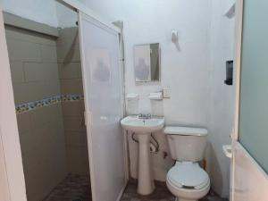 拉佩尼塔德加尔特姆巴C911 Casa 2 niveles y alberca privada的白色的浴室设有卫生间和水槽。