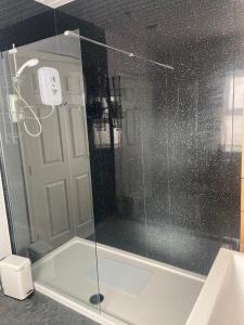科尔雷恩Glenbann House的浴室里设有玻璃门淋浴