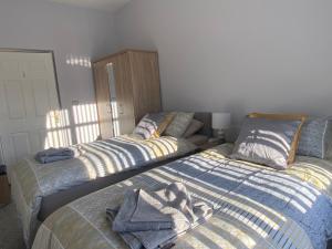 科尔雷恩Glenbann House的卧室内两张并排的床