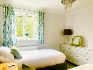 阿伯加文尼Tanglewood house Abergavenny with private parking的一间卧室设有一张床和一个窗口