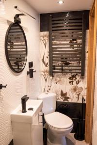 穆希纳Apartament nad Szczawniczkiem的浴室配有白色卫生间和盥洗盆。