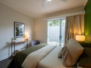 本迪戈本迪戈背包客旅馆的一间卧室设有一张大床和一个窗户。