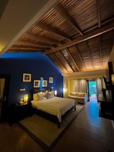 卡库佩上格拉西亚公园酒店 的一间卧室设有一张床和蓝色的墙壁