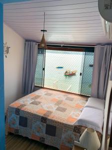 安格拉杜斯雷斯Casa Martureza的卧室设有大窗户和一张床