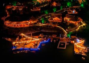 瓜塔佩Atma Eco Village的夜晚花园的空中景色,灯光照亮