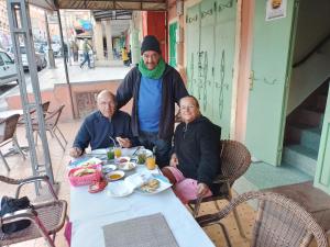 布马伦Auberge Restaurant Rooftop Tamazirt的三人坐在桌子上