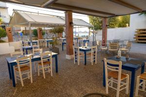 巴拉利亚-阿亚斯弗坦恩Ilioxenia Chios Studios & Apartments的一组桌椅和遮阳伞